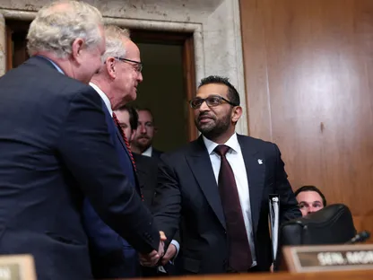 سجال واتهامات متبادلة بتعاطي الكحول بين مدير FBI وسيناتور ديمقراطي