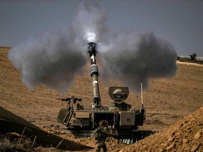 المدفعية الإسرائيلية تطلق نيرانها باتجاه غزة بالتزامن مع توغل بري في شمال القطاع وسط غارات جوية مكثفة. 28 أكتوبر 2023 - AFP