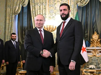 الرئيس الروسي فلاديمير بوتين يصافح الرئيس السوري أحمد الشرع خلال لقاء في الكرملين بموسكو في روسيا. 15 أكتوبر 2025 - REUTERS