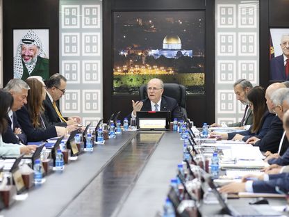 رئيس الوزراء الفلسطيني، محمد مصطفى، خلال اجتماع مجلس الوزراء. - وفا