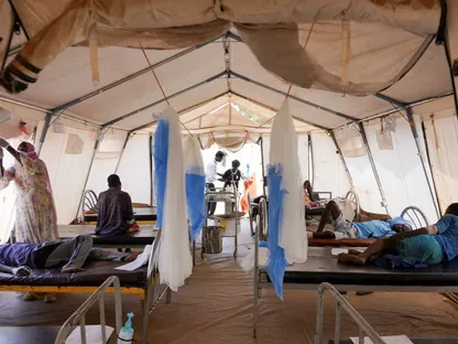 نازحون سودانيون مصابون فروا من الفاشر يتلقون العلاج في عيادة مؤقتة، بمنطقة طويلة، شمال دارفور، السودان، 3 نوفمبر 2025 - REUTERS