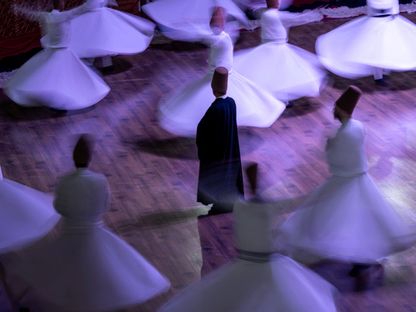 دراويش المولوية يحيون الذكرى 750 لوفاة جلال الدين الرومي "أبو الصوفية"- 17 ديسمبر 2023 - AFP