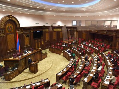 المشرعون الأرمن يحضرون جلسة عامة في البرلمان في يريفان. 3 أكتوبر 2023 - AFP