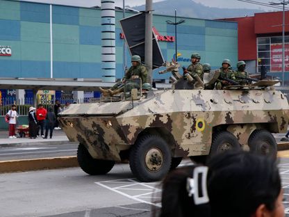 دبابة تحمل جنوداً إكوادوريين في أحد شوارع العاصمة كيتو. 9 يناير 2024 - AFP