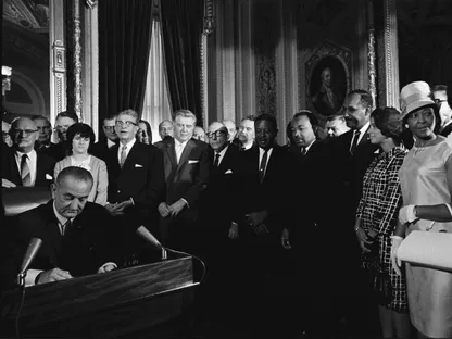 الرئيس الأميركي ليندون جونسون يوقع قانون حقوق التصويت بحضور مارتن لوثر كينج، 6 أغسطس 1965 - lbjlibrary