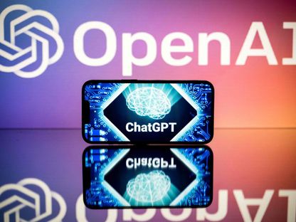 شعار ChatGPT وشركة OpenAI على شاشات عرض في فرنسا. 23 يناير 2023 - AFP