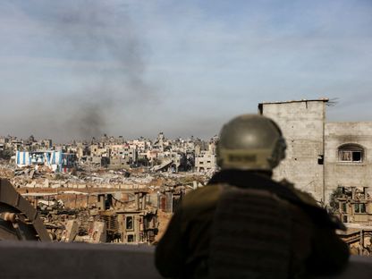 جندي إسرائيلي يراقب مع استمرار القصف الإسرائيلي على قطاع غزة. 8 يناير 2024 - REUTERS