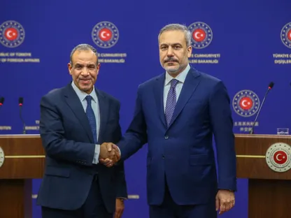 وزيرا الخارجية التركي هاكان فيدان والمصري بدر عبد العاطي يتصافحان عقب مؤتمر صحافي في أنقرة. 4 فبراير 2025 - Reuters