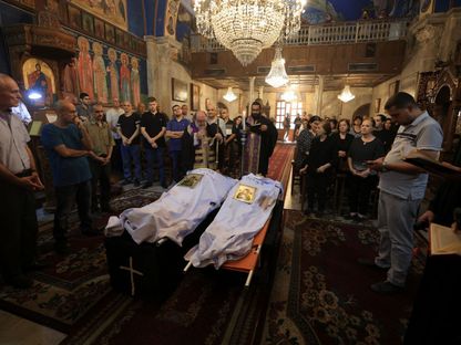مشيعون في كنيسة القديس برفيريوس للروم الأرثوذكس في مدينة غزة خلال جنازة المسيحيين الفلسطينيين الذين قتلتهم غارة إسرائيلية على كنيسة العائلة المقدسة الكاثوليكية. 17 يوليو 2025 - REUTERS