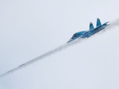 طائرة مقاتلة روسية من طراز سوخوي Su-34 تطلق صواريخ خلال الألعاب العسكرية الدولية، في ميدان دوبروفيتشي خارج ريازان، روسيا، 27 أغسطس 2021 - Reuters