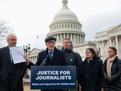 السيناتور الأميركي بيتر ويلش خلال مؤتمر صحافي في واشنطن يتحدث عن استهداف إسرائيل للصحافيين. واشنطن. 11 ديسمبر 2025 - reuters