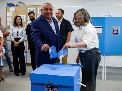 استطلاعات آراء الناخبين: معارضو نتنياهو يتقدمون والليكود أكبر الأحزاب.. ولا أغلبية لأي معسكر