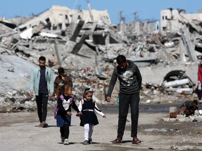 تل أبيب توقف حركة المسافرين عبر معبر رفح "مؤقتاً".. وضحايا في موجة غارات إسرائيلية