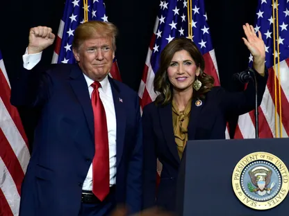 ترمب يعلن إقالة وزيرة الأمن الداخلي ويعين ماركواين مولين خلفاً لها