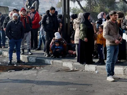 العشرات من أهالي حي الأشرفية في حلب يراقبون المواجهات بين الجيش السوري وقوات سوريا الديمقراطية. 9 يناير 2026 - "سانا"