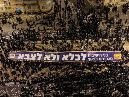 آلاف الإسرائيليين من اليهود المتشددين خلال احتجاج في القدس يرفعون خلاله لافتة ضخمة تقول إنهم يفضلون السجن على الخدمة بالجيش الإسرائيلي. 6 يناير 2026 - REUTERS