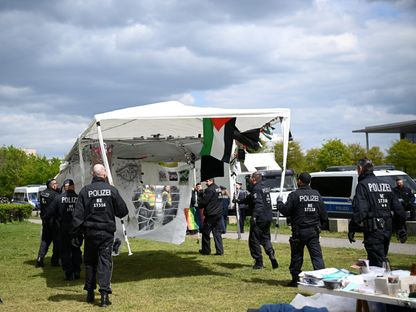 الشرطة تزيل خيمة معسكر احتجاج معارض للحرب الإسرائيلية على قطاع غزة قرب مقر المستشارية بالعاصمة الألمانية في برلين. 26 أبريل 2024 - REUTERS