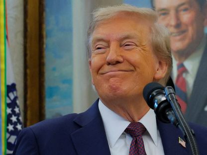 الرئيس الأميركي دونالد ترمب يبتسم أثناء حضوره فعالية للإعلان عن نقل قيادة قوة الفضاء من كولورادو إلى ألاباما، في المكتب البيضاوي بالبيت الأبيض في واشنطن، الولايات المتحدة. 2 سبتمبر 2025 - Reuters