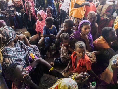 سودانيون فارون من الصراع ينتظرون إجراءات تسجيل اللجوء في المفوضية السامية للأمم المتحدة، في الرنك، جنوب السودان. 18 ديسمبر 2023 - AFP