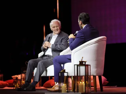 أنتوني هوبكنز في "البحر الأحمر ": التمثيل موسيقى.. والصمت هو النغمة الأقوى