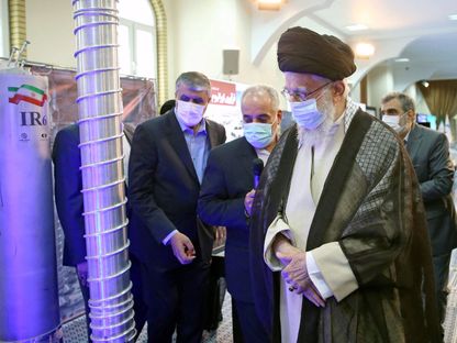 المرشد الإيراني علي خامنئي يتفقد أجهزة طرد مركزي إيرانية في طهران. 11 يونيو 2023 - REUTERS
