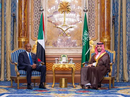 ولي العهد السعودي يلتقي رئيس مجلس السيادة السوداني