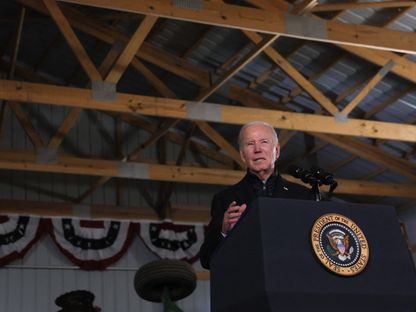 الرئيس الأميركي جو بايدن يلقي كلمة خلال زيارة إلى مزارع داتش كريك في نورثفيلد بولاية مينيسوتا بالولايات المتحدة. 1 نوفمبر 2023. - Reuters