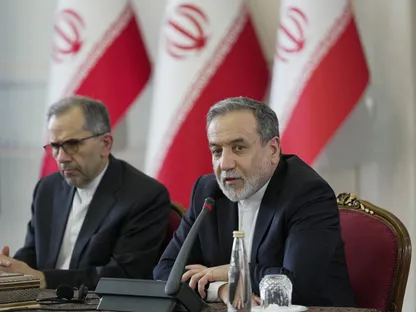 وزير الخارجية الإيراني عباس عراقجي بجانب نائبه للشؤون السياسية مجيد تخت روانجي خلال اجتماع مع السفراء الأجانب في العاصمة طهران. 12 يوليو 2025 - REUTERS
