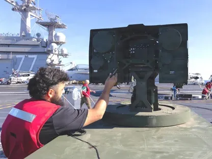 لتحييد المسيرات.. البحرية الأميركية تختبر سلاحاً موجهاً بالليزر على حاملة طائرات