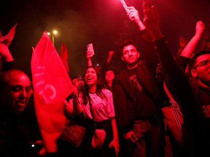 جانب من احتفال أنصار رئيس بلدية إسطنبول أكرم إمام أوغلو في أحد شوارع المدينة. 31 مارس 2024 - REUTERS