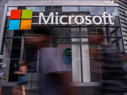 علامة مايكروسوفت التجارية تظهر على واجهة أحد مكاتبها في نيويورك. 22 يوليو 2025 - Bloomberg