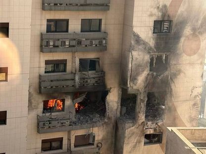 آثار هجوم إسرائيلي تبدو على مبنى في حي كفر سوسة السكني بالعاصمة السورية دمشق. 21 فبراير 2024 - سانا