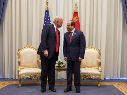 الرئيس المصري عبدالفتاح السيسي يستقبل الرئيس الأميركي دونالد ترمب في قمة قادة العالم لإنهاء حرب غزة بمؤتمر شرم الشيخ في مصر. 13 أكتوبر 2025 - REUTERS