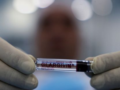 فني مختبر يعرض عقار جلارجيفين وهو أنسولين جرى تصنيعه محلياً لأول مرة بمعرفة شركة أدوية مصرية، القاهرة، مصر. 14 يناير 2025 - REUTERS