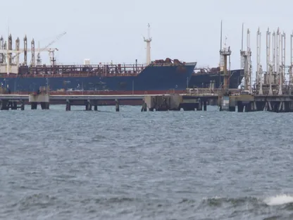 ناقلة نفط خاضعة للعقوبات ترفع علم غينيا بالقرب من ميناء بويرتو كابيلو في فنزويلا. 29 ديسمبر 2025 - REUTERS