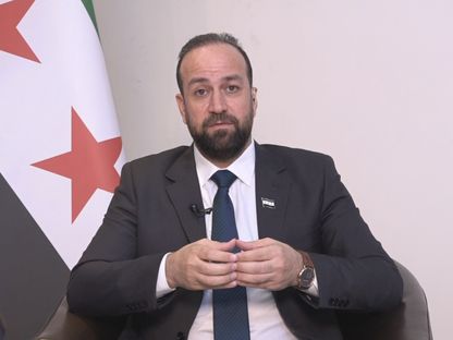 وزير الإعلام السوري حمزة المصطفى خلال لقاء مع قناة الشرق. 1 مايو 2025 - الشرق