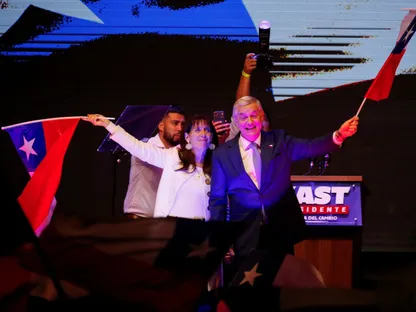 الرئيس المنتخب في تشيلي خوسيه أنطونيو كاست، يحتفل بفوزه مع زوجته ماريا بيا أدرياسولا، سانتياجو، تشيلي، 14 ديسمبر 2025 - REUTERS