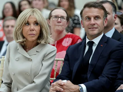 الرئيس الفرنسي إيمانويل ماكرون وزوجته بريجيت ماكرون خلال زيارتهما للمتحف البريطاني في لندن. 9 يوليو 2025 - Reuters