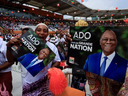 مناصرات الرئيس الإيفواري الحسن واتارا، البالغ من العمر 83 عاماً، والذي يسعى للفوز بولاية رابعة، يرفعن لافتات تحمل صوره خلال تجمع انتخابي نظّمته نساء حزب التجمع من أجل الديمقراطية والسلام (RHDP)، قبيل الانتخابات الرئاسية المقررة في 25 أكتوبر، وذلك في أبيدجان، ساحل العاج. 19 أكتوبر 2025. - Reuters