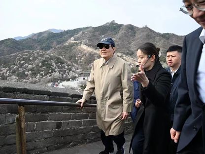 الرئيس التايواني السابق ما ينج جيو خلال زيارة إلى سور الصين العظيم على أطراف بكين. 9 أبريل 2024 - Reuters