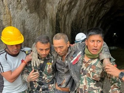 إنقاذ شخصين من تحت الأنقاض في نيبال بعد 10 أيام من الفيضانات