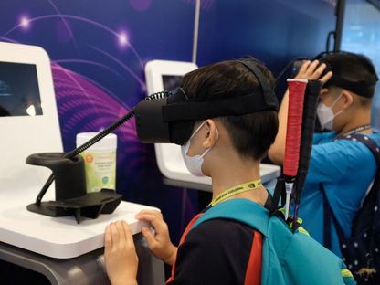 أطفال يختبرون آلة تعلم الواقع الافتراضي في معرض هونج كونج للكتاب الثالث والثلاثين. 19 يوليو 2023 - AFP