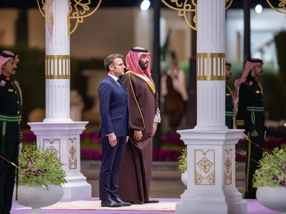 ولي العهد السعودي والرئيس الفرنسي يبحثان التطورات في المنطقة
