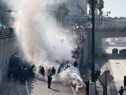 احتجاجات ضد عمليات وكالة الهجرة الفيدرالية في وسط مدينة لوس أنجلوس بولاية كاليفورنيا في الولايات المتحدة. 8 يونيو 2025 - Reuters