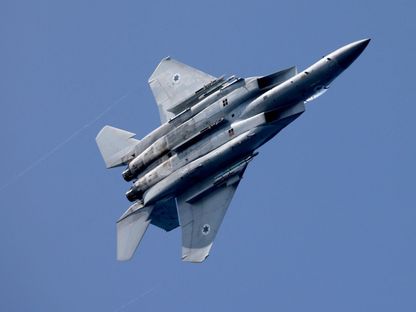 طائرة إسرائيلية من طراز F-15 تشارك في مناورة الطيران متعددة الأطراف "نوبل دينا 23" فوق البحر الأبيض المتوسط. 27 مارس 2023 - AFP