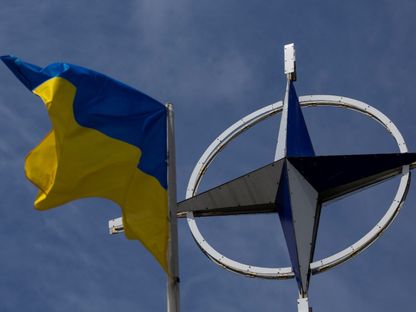 العلم الأوكراني بجانب شعار حلف الناتو في وسط كييف. 11 يوليو 2023 - REUTERS