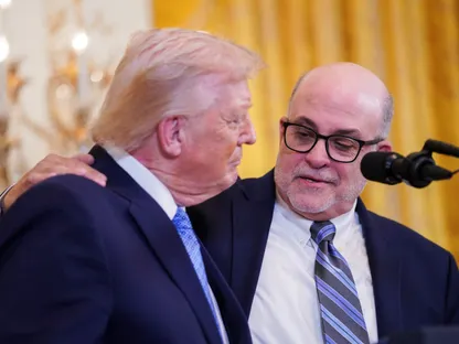 بعد ترويج ترمب لبرنامجه.. مارك ليفين يبرر الهجوم البري المحتمل على إيران