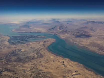 هيئة بريطانية: زوارق مسلحة حاولت اعتراض سفينة في مضيق هرمز