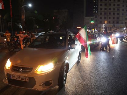 إيرانيون يحتفلون في العاصمة طهران عقب الهجوم الإيراني على قاعدة عسكرية أميركية في قطر. 23 يونيو 2025 - REUTERS