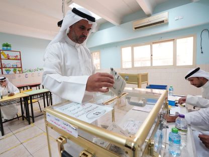 كويتي يدلي بصوته في الانتخابات النيابية في الكويت. 29 سبتمبر 2022 - Reuters